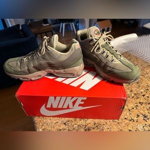 SIZE 9 - NIKE AIR MAX 95 SE ROUGH GREEN 'MATTE OLIVE' DQ8570-200